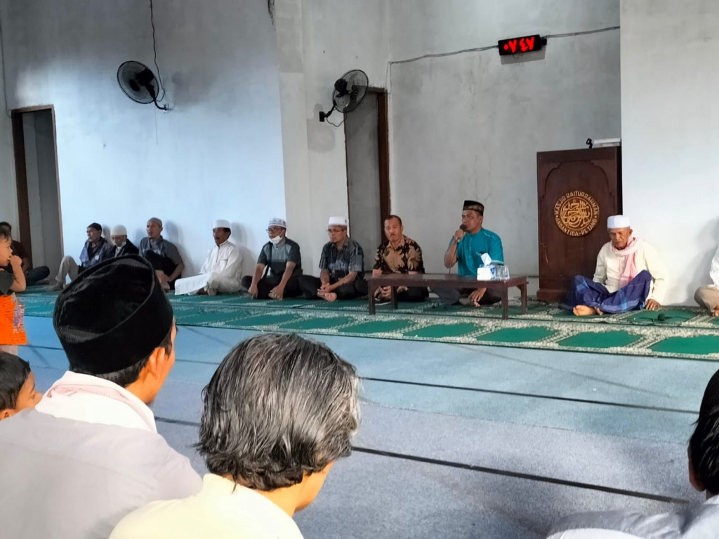 Perbekel Petang Menghadiri Acara Ketupat di Kampung Muslim Banjar Angantiga